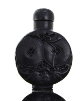 Lote 4336 - Snuff Bottle Chinês em jade com decoração relevada. Dim: 7 cm.