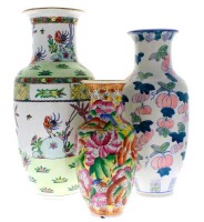 Lote 4337 - Conjunto de três jarras em porcelana chinesa, decoração policromada, com motivos vegetalista e outros, duas marcadas na base, dim:41 cm (maior).