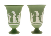 Lote 4340 - Par de taças de porcelana Wedgwood, Made in England, marcadas na base, decoração verde e branca com motivo clássico, com 19 cm de altura e 13,5 cm de diâmetro, peças em bom estado