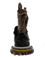 Lote 4348 - Escultura de Nossa Senhora com Menino em metal assente em mármore com base em madeira talhada dourada. Dim: 55 cm altura. Nota: Sinais de uso falha na coroa (partida) da Senhora.