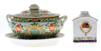 Lote 4382 - Conjunto de três peças em porcelana chinesa reprodução companhia das índias, frasco chá com decoração policromada com escudo, terrina com tampa e travessa decoração policromada com escudo dos jesuítas, dim: 15x24 cm (terrina).