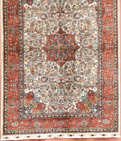 Lote 4389 - Tapete oriental com decoração policromada em tons de bege, castanho e tijolo. Dim: 225x152 cm.