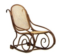 Lote 4405 - Cadeira de baloiço de Senhora estilo Thonet com assento e costas em palhinha e estrutura de madeira torneada a vapor. Peça acompanhada com calços de madeira para não baloiçar que podem ser retirados sempre que se pretenda o efeito de baloiço.