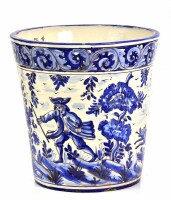 Lote 4407 - Vaso / Floreira da antiga fábrica de cerâmica Sant'Anna - Lisboa pintado á mão com decoração em tons de azul, motivo campestre com marcas de 1969. Dim:41x40 cm. Nota: Sinais de uso e falhas e defeitos alguns cabelos no interior e esbeiçadelas.