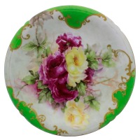 Lote 4408 - Grande prato em porcelana francesa antiga (1890-1932) assinado por Jean Pouyat, Limoges. Marca verde da Limoges na base. Profuso trabalho manual com decoração de flores e volutas em ouro fino de 24K. Diâmetro: 33.5cm. Nota: Bem conservado. Val