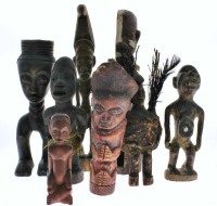 Lote 4417 - Conjunto de 8 esculturas africanas, com decoração entalhada, com motivos de figuras humanas e algumas com adereços, dim: 36cm (maior) e 15cm (menor). Nota: Sinais de uso e de xilófagos.