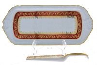 Lote 4425 - Tarteira com espátula, em porcelana francesa, decoração com motivos vegetalistas a dourado, bordo recortado. Dim. Tarteira com 36x16 cm e espátula com 23x6 cm