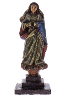 Lote 4439 - Escultura de Nossa Senhora da Conceição em madeira policromada e olhos em vidro preto do séc. XIX dimensões 28 cm altura. Nota: Sinais de uso.