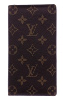 Lote 4462 - Carteira de documentos e notas Louis Vuitton, original, em tela com padrão do logotipo da marca. Interior com compartimentos para cartões e notas. Dim: 18x9,5 cm. Notas: carteiras semelhantes com um PVP de € 225 no site da marca. Sinais de uso