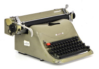 Lote 4463 - Maquina de escrever Olivetti modelo Lexikon 80, com teclado "AZERTY", maquina fabricada em Itália produzida entre 1948 e 1959 desenhada pelo Arq. Marcello Nizzoli. maquina muito completa, em pleno funcionamento sem falhas, pertencia a um organ