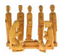 Lote 4464 - Presépio africano com 8 figuras, duas ovelhas e berço, em madeira exótica entalhada, dim: 20,5 cm (maior) e 6cm (menino). Nota: Sinais de uso.