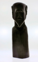 Lote 4496 - Escultura africana em madeira exótica representado busto masculino. Dim: 38 cm altura. Nota: Sinais de uso, falhas e defeitos.