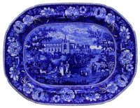 Lote 4501 - Grande e antiga travessa oitavada em porcelana portuguesa da Batalha com decoração a azul e branco representando paisagem com mosteiro da Batalha de fundo. Marca antiga na base. Dim. 47x36cm. Nota: Bem conservado