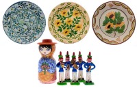 Lote 4512 - Conjunto de 9 peças em barro composto por; 5 peças típicas do "figurado de Barcelos", representando músicos de banda com apito na base, 3 pratos decorativos com motivos florais, pote com tampa representando figura feminina alentejana, em barro