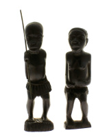 Lote 4542 - Par de esculturas tribais africanas em madeira exótica entalhada à mão, representando casal com mulher grávida. Dimensão: homem 26 cm, mulher 24 cm. Nota: Sinais de uso.