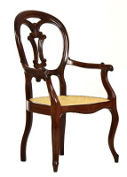 Lote 4545 - Fauteuil estilo Luís XV em vinhático com tabela vazada com requintado efeito floral. Peça bem preservada com coxim em palhinha em bom estado. Dim.105 x 60 x 54 cm. Notas: Sinais de uso e pequenas falhas.