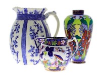 Lote 4571 - Conjunto de jarro de cerâmica marca Cherry, com marcas e numerada na base, decoração floral azul e branca, com 27 cm de altura, jarro de porcelana oriental, decoração policromada com paisagem com pagodes e figuras orientais, com 14 cm de altur