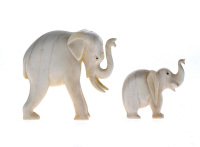 Lote 4577 - Conjunto de 2 figuras de elefante em marfim entalhado com trombas levantadas. Dim: 6x6x2 cm e 9x9x3 cm respectivamente. Peso: 56 e 182 gr respectivamente. Peso total: 238 gr. Proveniência: Angola, Séc. XX, década de 60. Notas: com certificado 