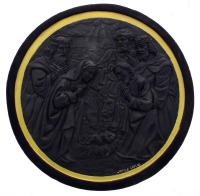 Lote 4701 - Matriz / Molde em gesso para parede pintado a preto com filete dourado em baixo relevo representação da Sagrada Família, peça assinada "Jorge Coelho". Dim: 35,5 cm diâmetro. Nota: Sinais de uso.