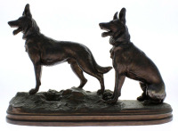 Lote 4759 - Escultura em bronze representando 2 cães pastores alemães assentes em base com decoração naturalista. Dim: 29x45x16 cm