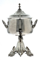 Lote 4761 - Samovar em casquinha, pés, pegas, torneira e tampa com decoração vegetalista em relevo, séc. XX. Dim. 46x30 cm Nota: apresenta sinais de uso