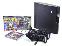 Lote 4786 - Conjunto de Consola de jogos PlayStation PS3 com 2 comandos, cabo de alimentação e adaptador de comando (logic3), 4 jogos PS3: "Saints Row", " Army of Two", "Minecraft" e "Borderlands 2". Dim: 6x29x30 cm. Notas: Sinais de uso com sinal de lig