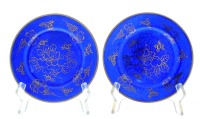 Lote 4788 - Par de pratos em porcelana da China séc. XIX em azul com decoração a dourado motivo floral, marcados na base. Dim: 16 ø cm. Nota: Sinais de uso.