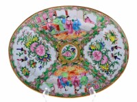 Lote 4791 - Travessa em porcelana chinesa com decoração Mandarim dimensões 4x31,5x24,5 cm. Nota: Sinais de uso, pequena esbeiçadela no bordo.