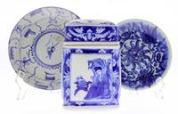 Lote 4835 - Conjunto em porcelana da China composto por 2 pratos do séc.XIX em tons de azul, marcados na base dim: 14,5 ø cm e 17 ø cm respectivamente, pote com tampa com decoração a azul e motivos florais, paisagem e figura feminina, marcado na base dim: