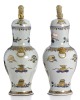 Lote 5076 - Par de potes com tampa em porcelana chinesa, decoração floral e reservas com brasões de armas policromada com dourados, tampa com figura de cão de foo em relevo, dim: 56cm. - 2