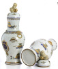 Lote 5076 - Par de potes com tampa em porcelana chinesa, decoração floral e reservas com brasões de armas policromada com dourados, tampa com figura de cão de foo em relevo, dim: 56cm. - 3