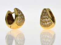 Lote 5078 - Par de brincos de diamantes, em ouro amarelo 750 (18 kt) cravejados com 30 diamantes com 0,30 ct. de peso total aprox. em talhe redondo. Peso: 6,54 gr. Dim: 1,4 x 1 cm. Nota: Sem marcas de contraste aparentes. Sinais de uso.