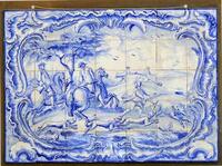 Lote 5085 - Painel de azulejos da fábrica Azularte, assinado, motivo "Cenas de caça" em tons de azul, com 70x100 cm e 35 azulejos. Notas: painel aplicado em placa de contraplacado.