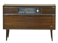 Lote 4265 - Móvel aparelhagem Grundig modelo Senderwahl 720A com rádio FM e gira-discos, móvel em madeira Macassar com colunas embutidas e compartimento para arrumos. Conjunto idêntico a venda por € 329 em site http://www.ebay.fr/itm/Meuble-gramophone-pho