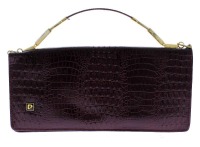 Lote 4716 - Carteira/Clutch bag de senhora marca Pierre Cardin, pele castanha padrão crocodilo e pega de pele e metal dourado, com alça de corrente, com 14x31x6 cm, em bom estado