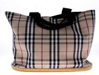 Lote 4762 - Saco de senhora marca Burberry, modelo The Shoper, de tela xadrez com base de borracha, com 29x39x18 cm, usada, em bom estado