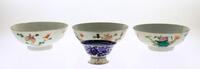 Lote 4829 - Conjunto de 4 taças em porcelana da china sendo 3 com decoração policromada com flores e uma com decoração a azul com pé em prata portuguesa Águia de 925 contrastada. Dim: 6x16 cm (3 policromadas) e 5x8,5 cm (azul). Notas: as policromadas com 