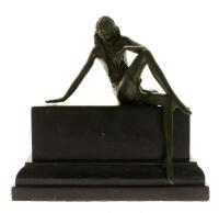 Lote 4005 - Aldo Vitaleh, Século XX - Escultura Art Deco em bronze patinado, assente numa base de mármore negro, assinada, motivo "Figura Feminina Sentada", com 20x21x9 cm (com base). Reproduções de esculturas Arte Deco foram vendidas por valores superior