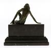 Lote 4005 - Aldo Vitaleh, Século XX - Escultura Art Deco em bronze patinado, assente numa base de mármore negro, assinada, motivo "Figura Feminina Sentada", com 20x21x9 cm (com base). Reproduções de esculturas Arte Deco foram vendidas por valores superior - 2