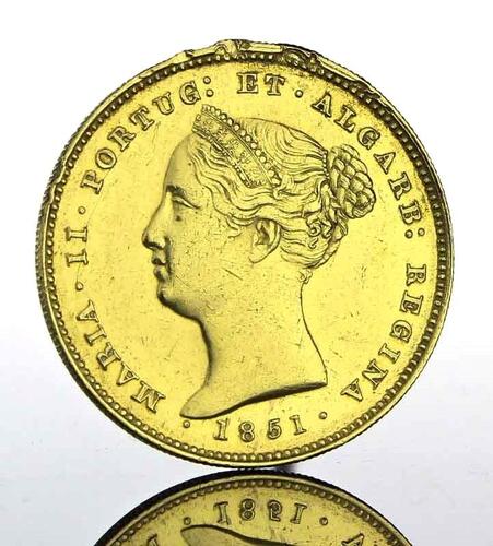 Lote 2 - Moeda de Ouro - 5000 Reis (Coroa) de D. Maria II de 1851. Peso: 8.96 g. Notas: moeda idêntica à venda por € 600 em http://www.coleccionismoepaixoes.com/home.php?prodid=1692