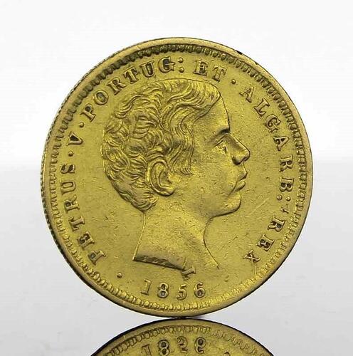 Lote 6 - Moeda de Ouro - 2000 Reis de D.Pedro V de 1856. Peso: 3.55 g. Notas: moeda idêntica à venda por € 828 na oportunityleiloes