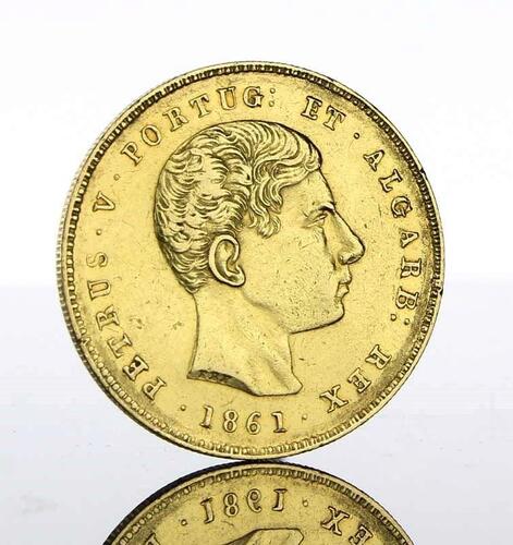 Lote 8 - Moeda de ouro - 5.000 Reis (Meia Coroa) de D. Pedro V de 1861. Peso: 8.87 g. Notas: moeda idêntica à venda por € 375 em http://www.nnd.com.pt/index.php?option=com_eshop&view=product&id=5235&catid=19&Itemid=138