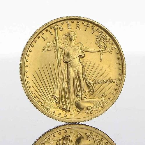 Lote 12 - Moeda de Ouro - 1/10 de Onça dos Estados Unidos da América de 1991. Peso: 3.11 g. Notas: moeda idêntica à venda por € 120 em http://beumer.es/asp/ficha_producto.asp?id=648608425&id_familia=-1919107601&id_subfamilia=1609762069