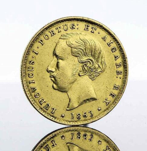 Lote 14 - Moeda de ouro - 5.000 Reis (Meia Coroa) de D. Pedro V de 1863. Peso: 8.87 g. Notas: moeda idêntica à venda por € 350 em http://www.nnd.com.pt/index.php?option=com_eshop&view=product&id=5896&catid=19&Itemid=138