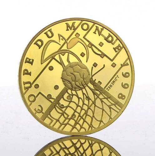 Lote 25 - Moeda de Ouro - 50 Francos da república Francesa de 1996 comemorativa do Mundial de Futebol de 1998. Peso: 8.45 g. Notas: moeda idêntica `venda por € 400 em http://www.comptoir-des-monnaies.com/product_info.php/eme-republique-50-francs-or-coupe-