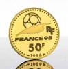 Lote 25 - Moeda de Ouro - 50 Francos da república Francesa de 1996 comemorativa do Mundial de Futebol de 1998. Peso: 8.45 g. Notas: moeda idêntica `venda por € 400 em http://www.comptoir-des-monnaies.com/product_info.php/eme-republique-50-francs-or-coupe- - 2