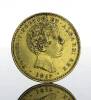 Lote 42 - Moeda de ouro - 2.000 Reis de D. Pedro V de 1857. Peso: 3.55 g. Notas: moeda idêntica foi vendida por € 333 na oportunityleiloes - 3