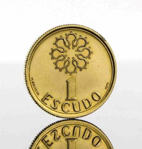 Lote 54 - Moeda de Ouro- 1 Escudo (O Último Escudo) da República Portuguesa de 2001. Peso: 4.60 g. Notas: moeda idêntica à venda por € 165 em http://www.nnd.com.pt/index.php?option=com_eshop&view=product&id=3984&catid=19&Itemid=138