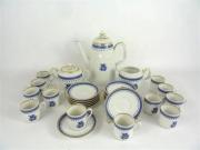 Lote 531 - Serviço de café de porcelana V. A., Cozinha Velha, composto por cafeteira, açucareiro, leiteira e 12 chávenas de café com os respectivos pratos
