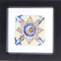 Lote 7 - Azulejo séc. XVIII em tons de azul e rosa com motivo floral, colado em vidro com moldura em madeira de tom preto. Dim: 28x28x3 cm. Nota: Sinais de uso.